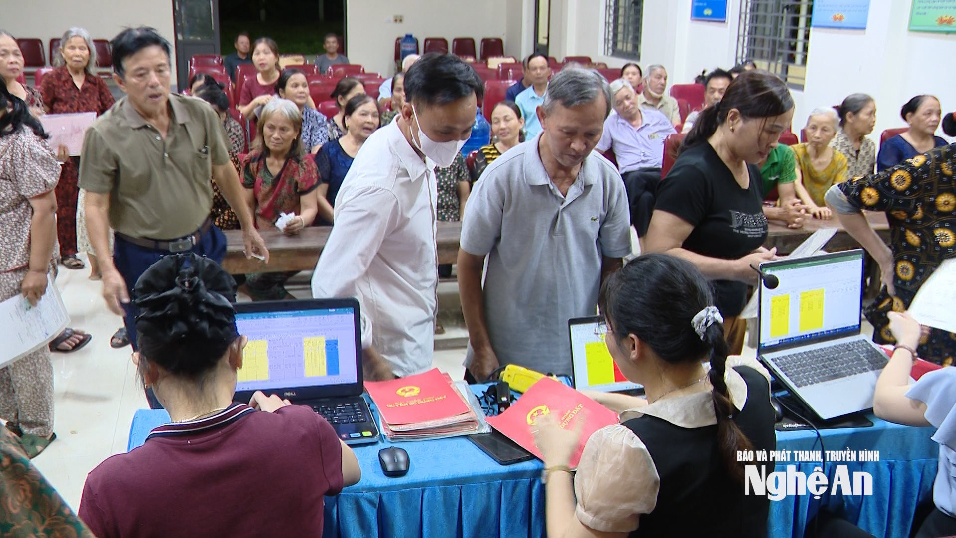 Xã Hưng Nguyên Nam thực hiện rà soát, cập nhật dữ liệu đất đai tại nhà văn hóa các xóm vào buổi tối