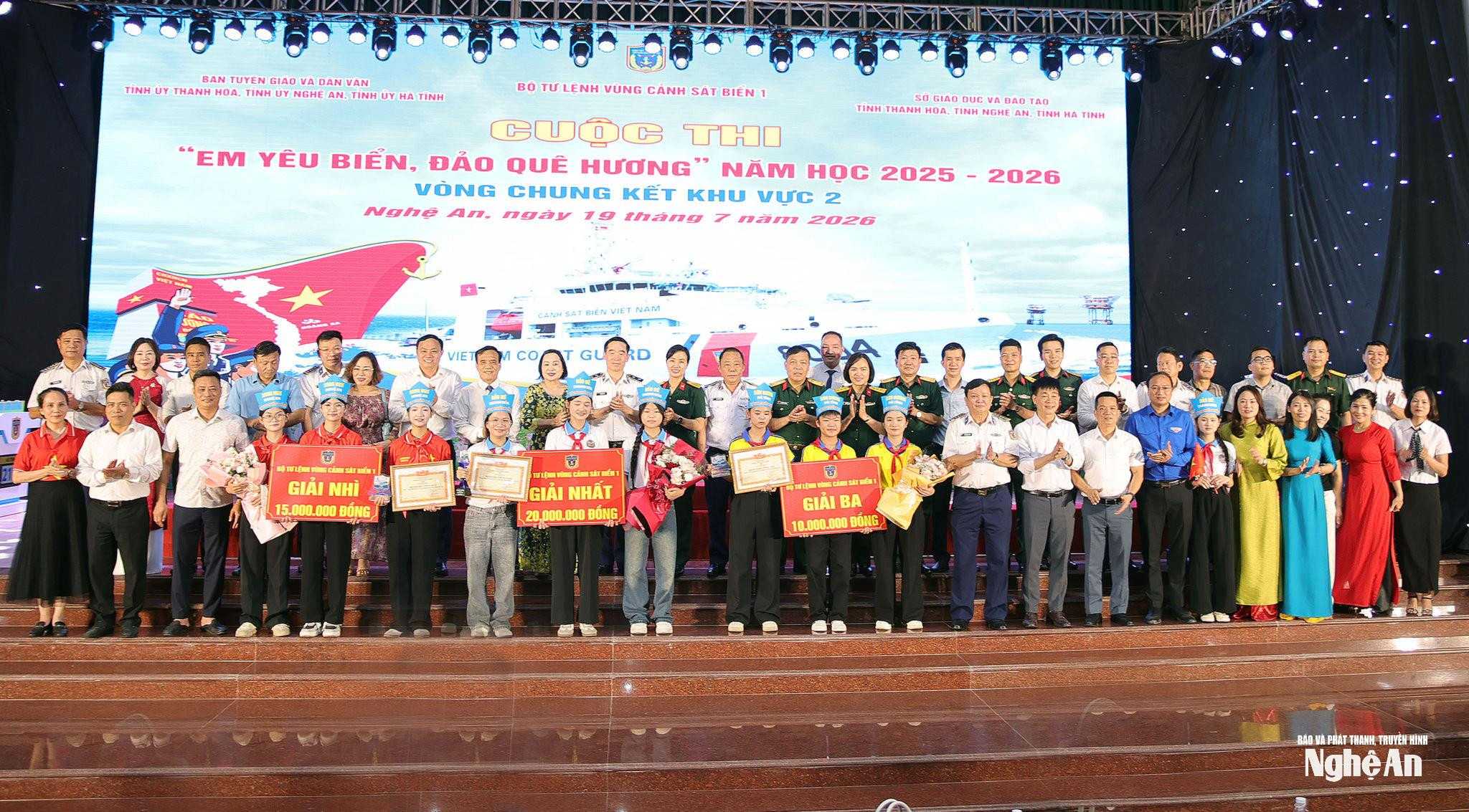 Đại diện Ban Tổ chức và các đội thi. Ảnh: Thanh Quỳnh