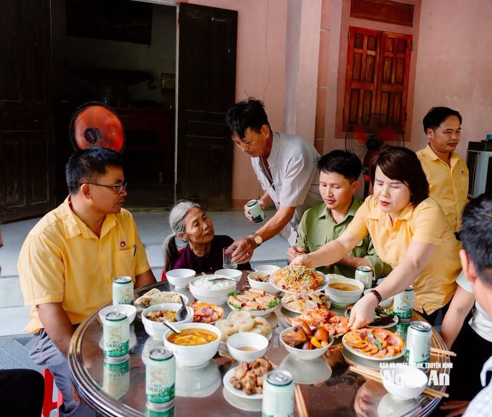 Cán bộ MTTQ xã Hoa Quân và các đoàn thể tổ chức bữa cơm tri ân tại nhà bà Nguyễn Thị Hai, vợ liệt sĩ Nguyễn Quốc Năm. Ảnh: T.P