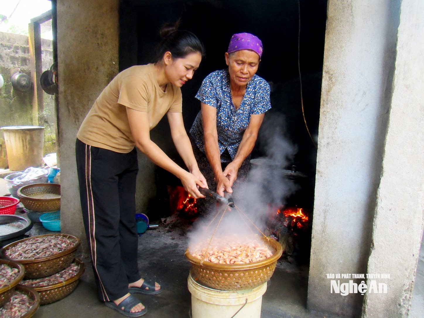 Công việc luộc tôm nõn rất quan trọng