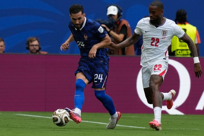 Ivan Toney đóng vai trò làm tường hiệu quả.