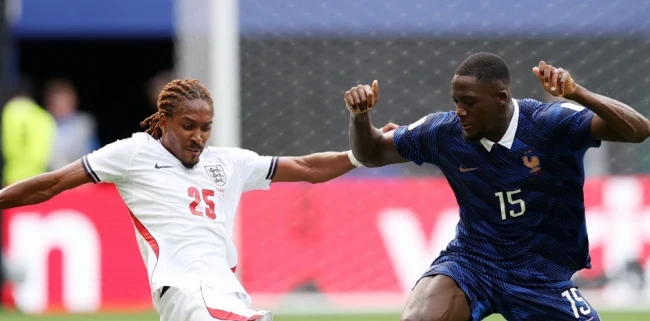 Djed Spence nỗ lực mang về quả penalty ở phút 87.