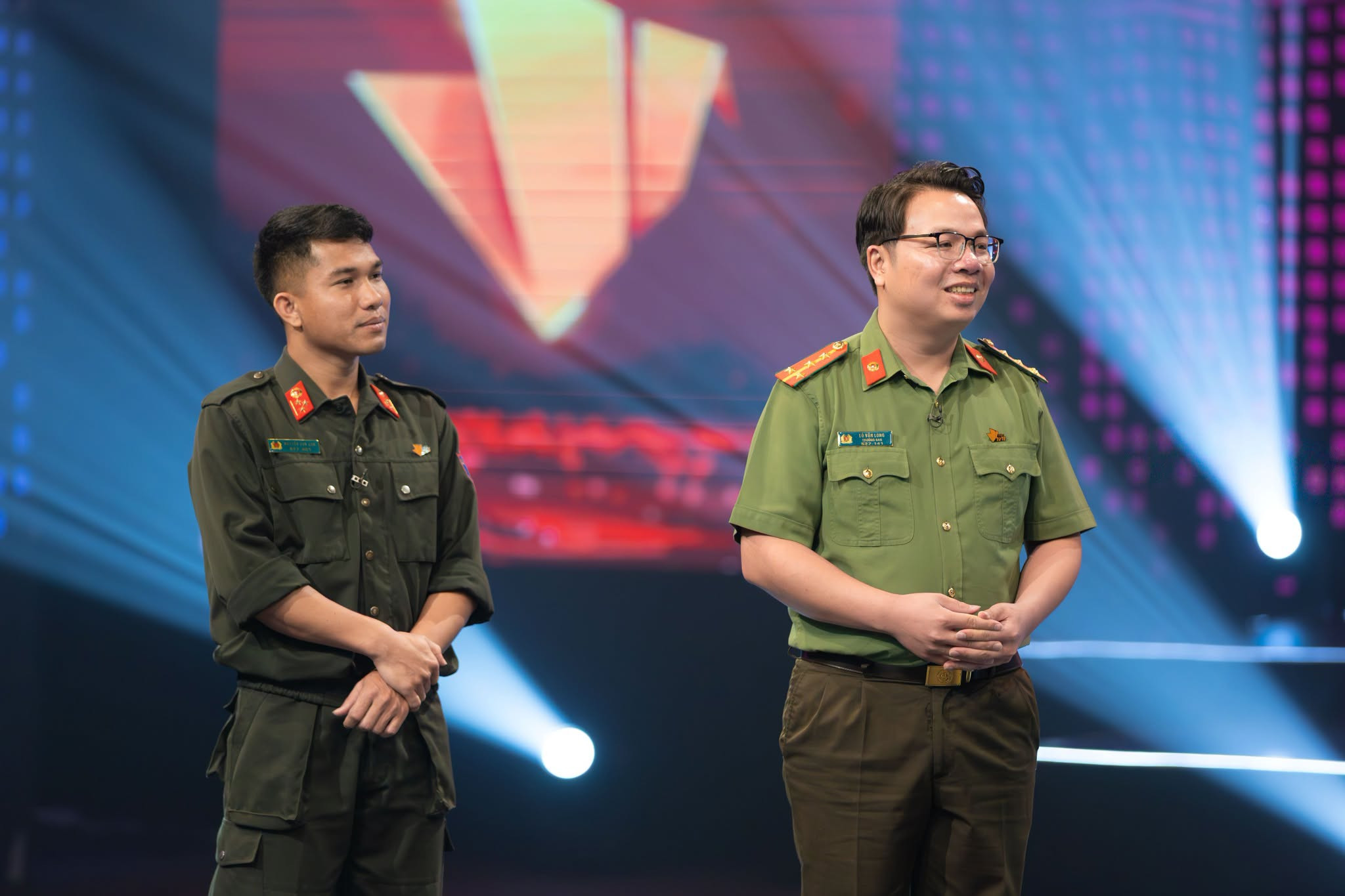 Đội SOS 0 đồng 75 Huế thực hiện nhiệm vụ hỗ trợ người dân trong đêm.
