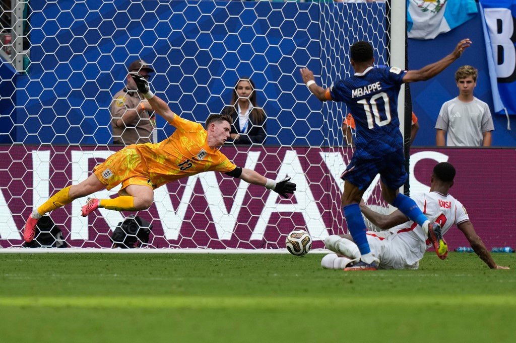 Dean Henderson có nhiều pha cứu thua xuất sắc trước Mbappe và Dembele.