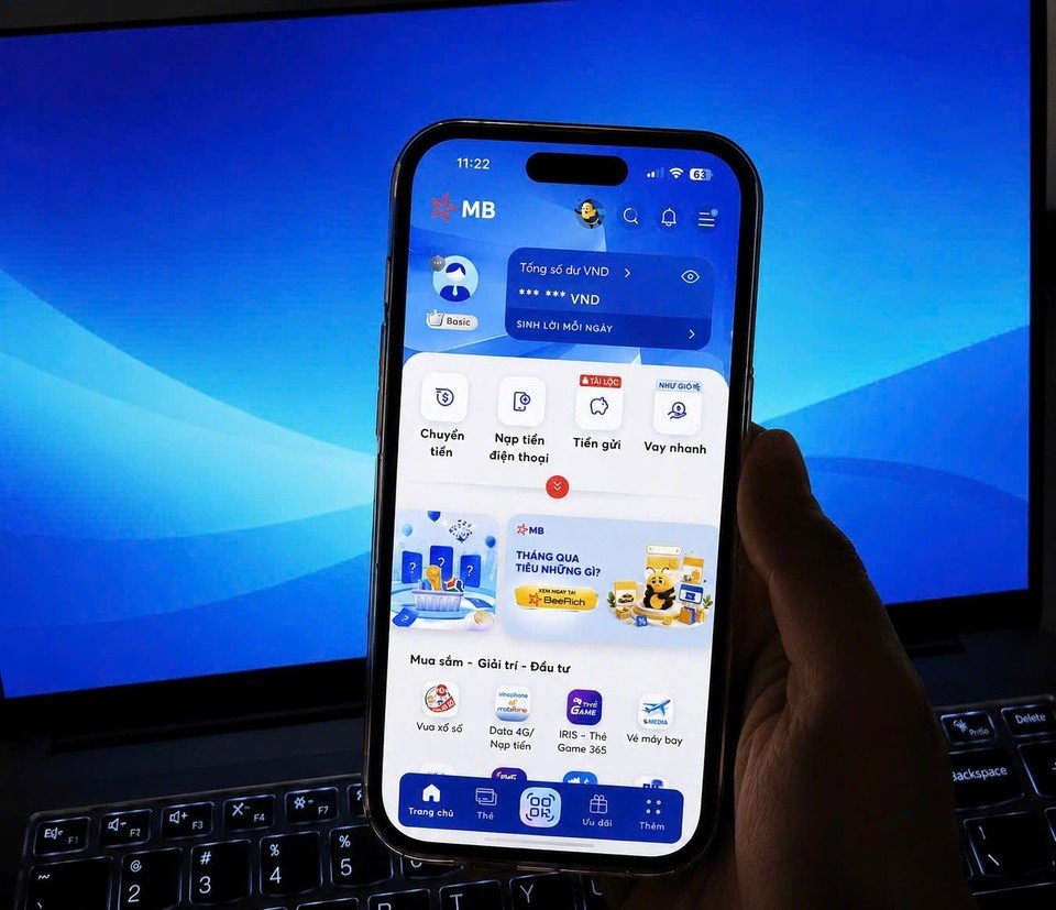 Khách hàng kiểm tra phí SMS Banking trên ứng dụng điện thoại