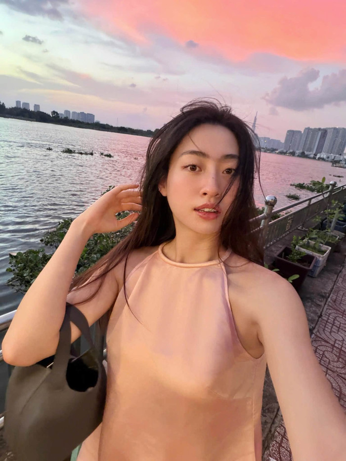 Hoa hậu Lương Thùy Linh gây thương nhớ với visual nàng thơ dưới ánh hoàng hôn.