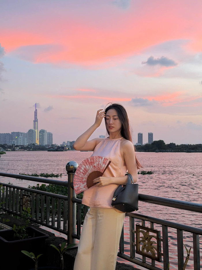 Khoảnh khắc bình yên của Hoa hậu Lương Thùy Linh khiến fan thích thú.