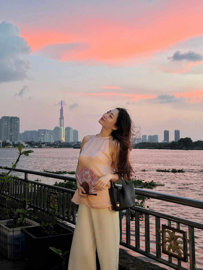 Hoa hậu Lương Thùy Linh khoe thần thái cuốn hút giữa khung cảnh lãng mạn.