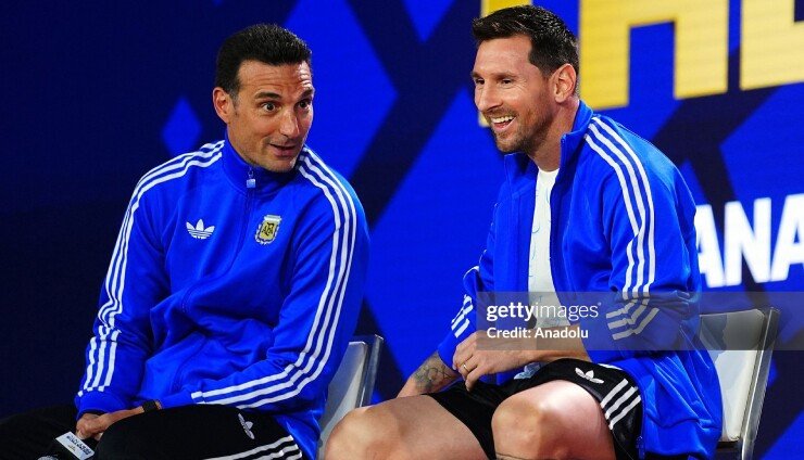 HLV Lionel Scaloni trong một buổi tập của đội tuyển Argentina
