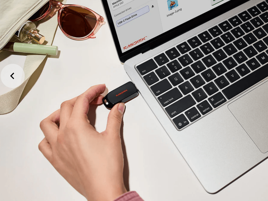 Ổ USB-C SanDisk CZB khi kết nối với thiết bị hiện đại.
