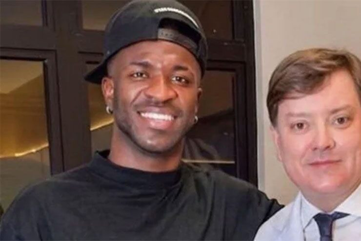 Vinicius Jr xuất hiện với gương mặt góc cạnh hơn sau khi phẫu thuật thẩm mỹ vùng cằm