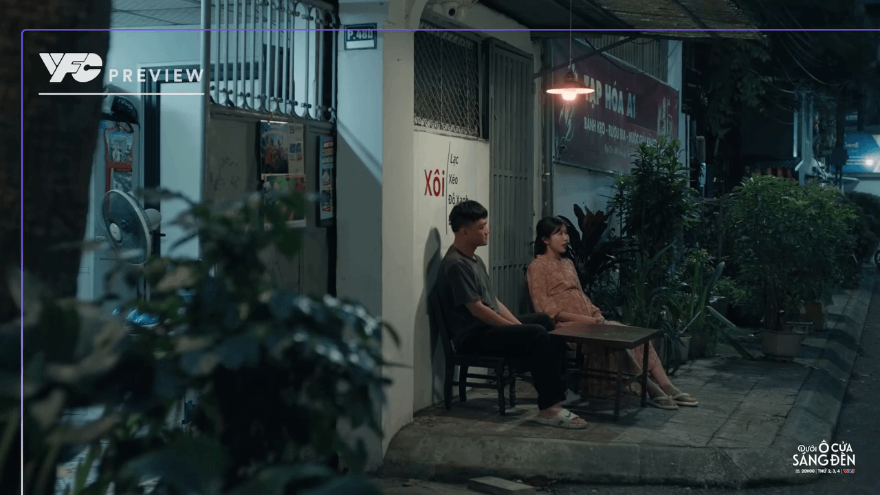 Vân động viên và khẳng định sẽ luôn đồng hành cùng Bằng trong phim Dưới ô cửa sáng đèn