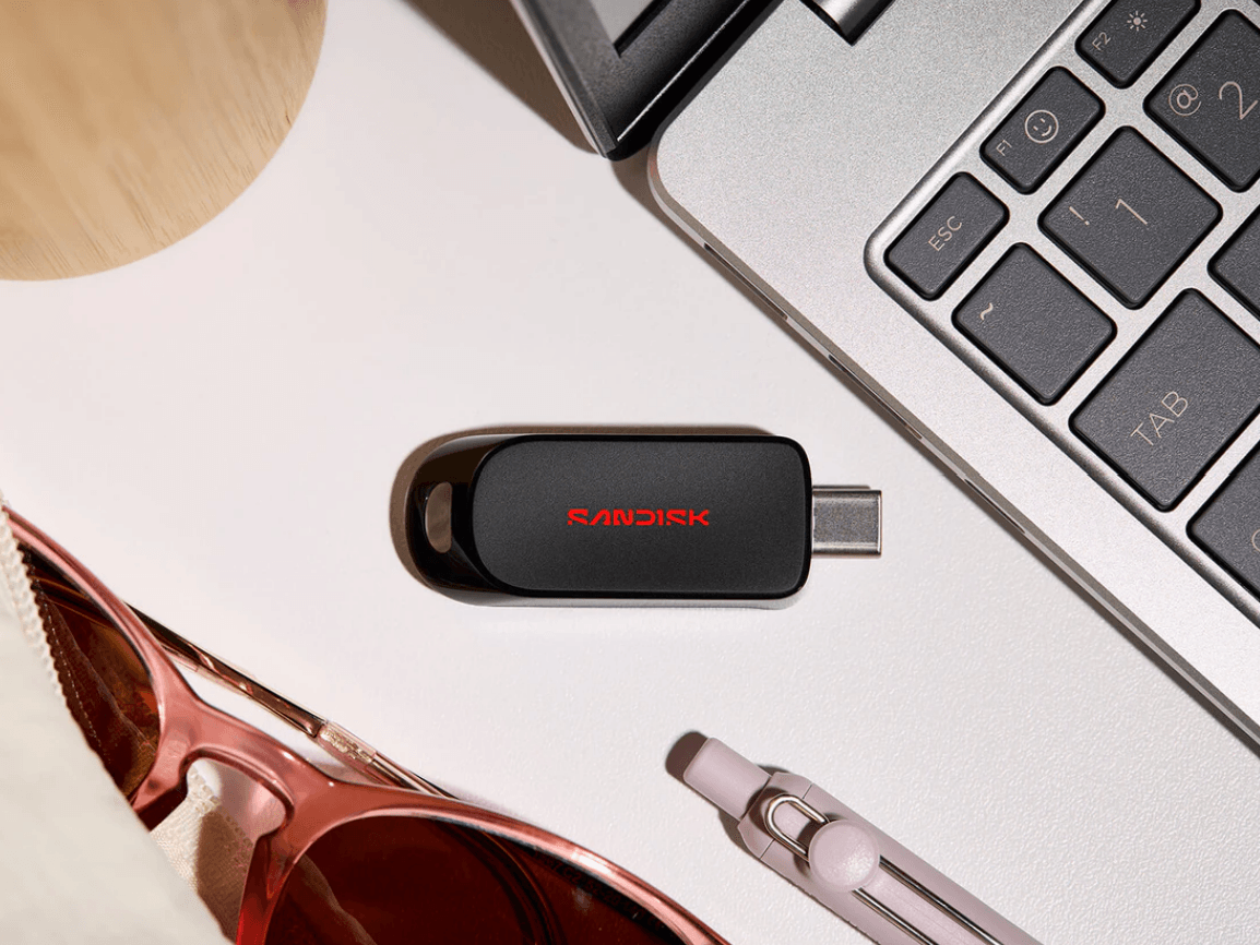 SanDisk CZB Series với thiết kế siêu nhỏ gọn, vỏ màu đen và tích hợp lỗ xỏ dây đeo.