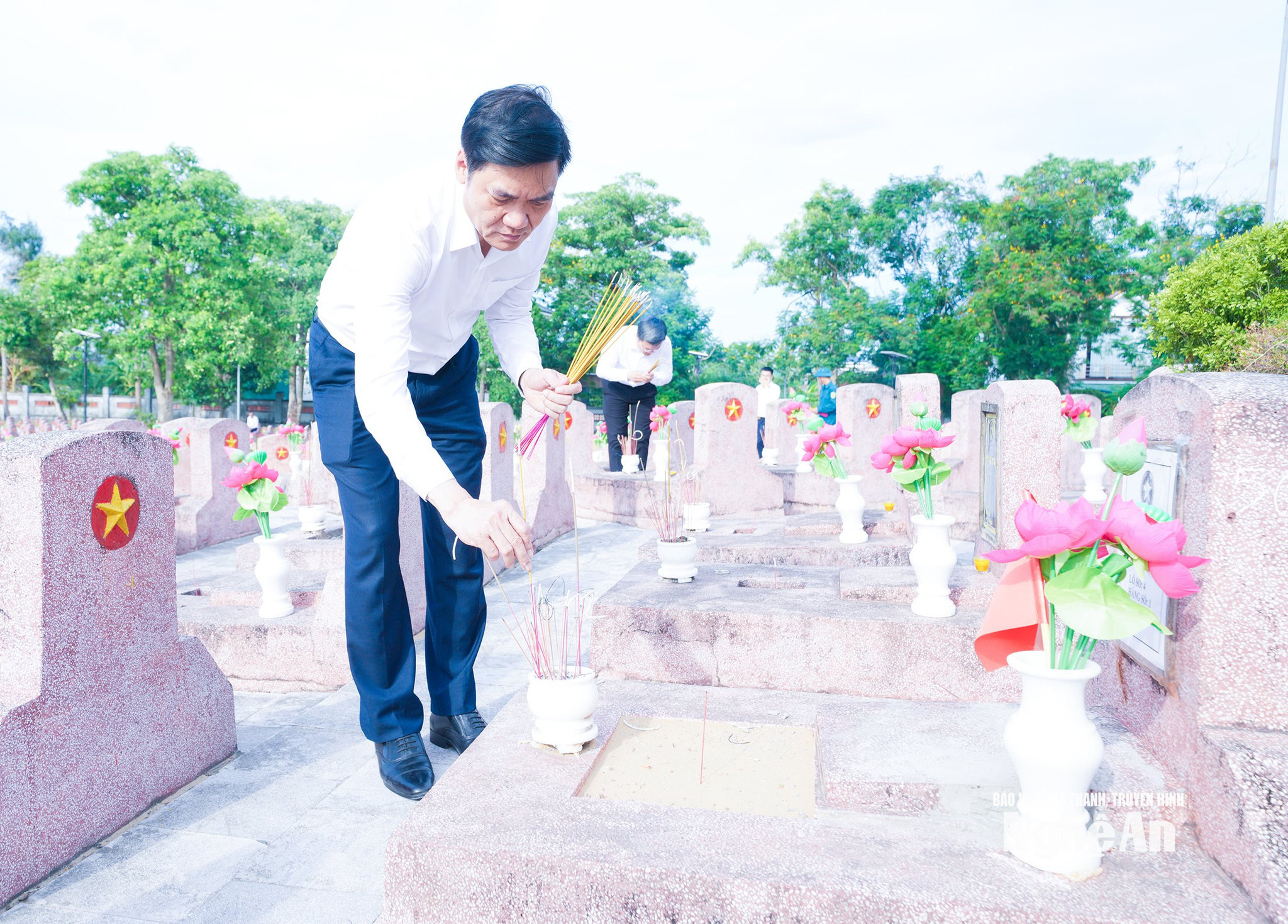 Đồng chí Hoàng Nghĩa Hiếu - Phó Bí thư Thường trực Tỉnh ủy, Chủ tịch HĐND tỉnh dâng hương trước phần mộ các Anh hùng liệt sĩ tại Nghĩa trang liệt sĩ Nghi Lộc. Ảnh: Mai Hoa