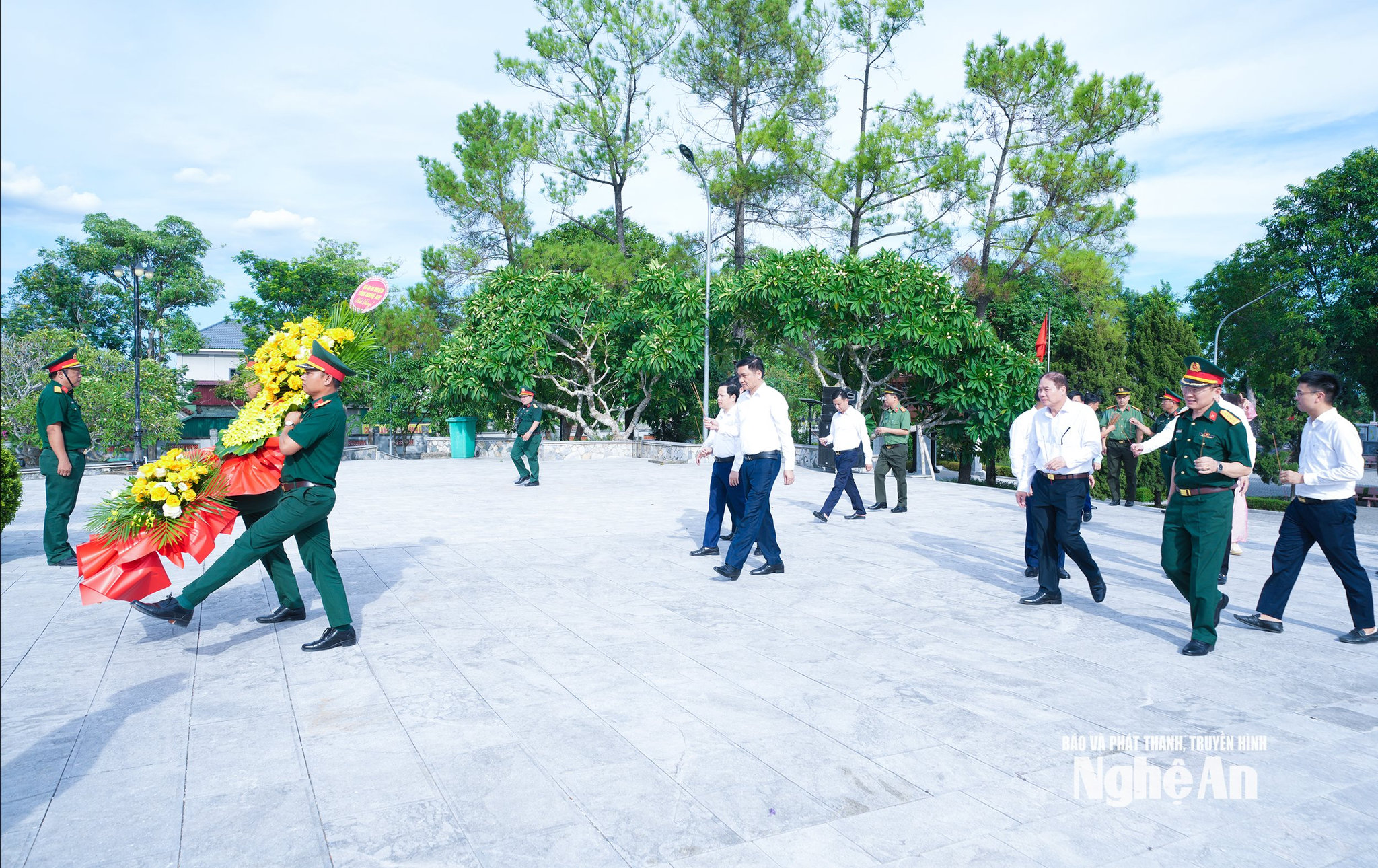 Đoàn công tác của tỉnh làm lễ dâng hoa tại Nghĩa trang Liệt sĩ Nghi Lộc. Ảnh: Mai Hoa