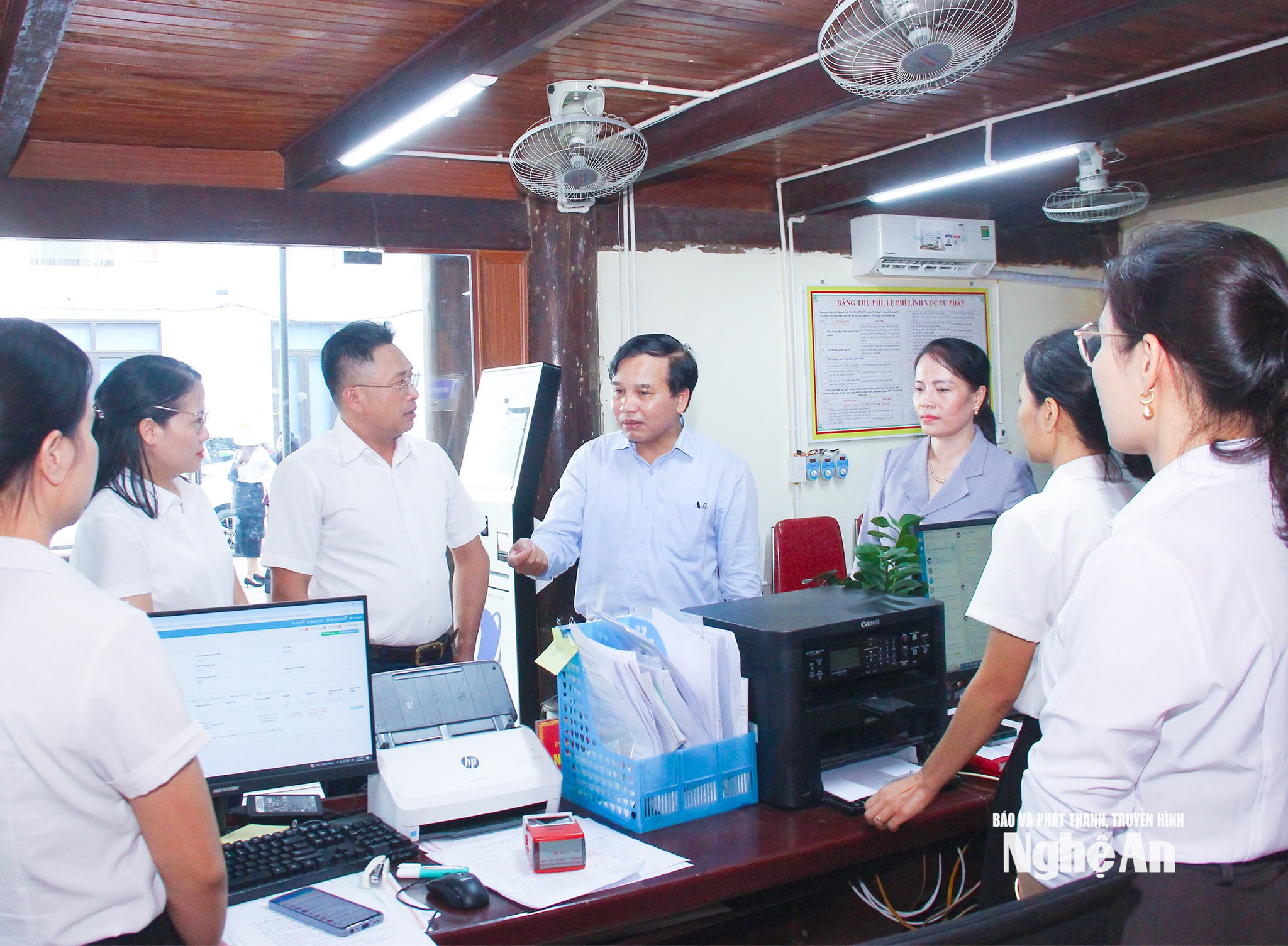 Đồng chí Nguyễn Như Khôi - Phó Chủ tịch HĐND tỉnh khảo sát cơ sở vật chất và tinh thần phục vụ người dân của cán bộ, công chức tại Trung tâm Phục vụ hành chính công xã Mường Quàng. Ảnh: Mai Hoa