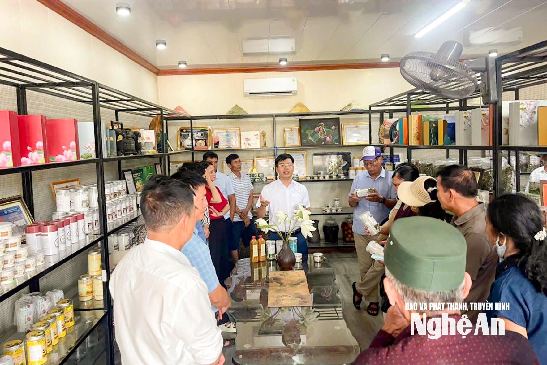 Giới thiệu quà lưu niệm cho du khách tại HTX Sen Quê Bác. Ảnh: Minh Quân