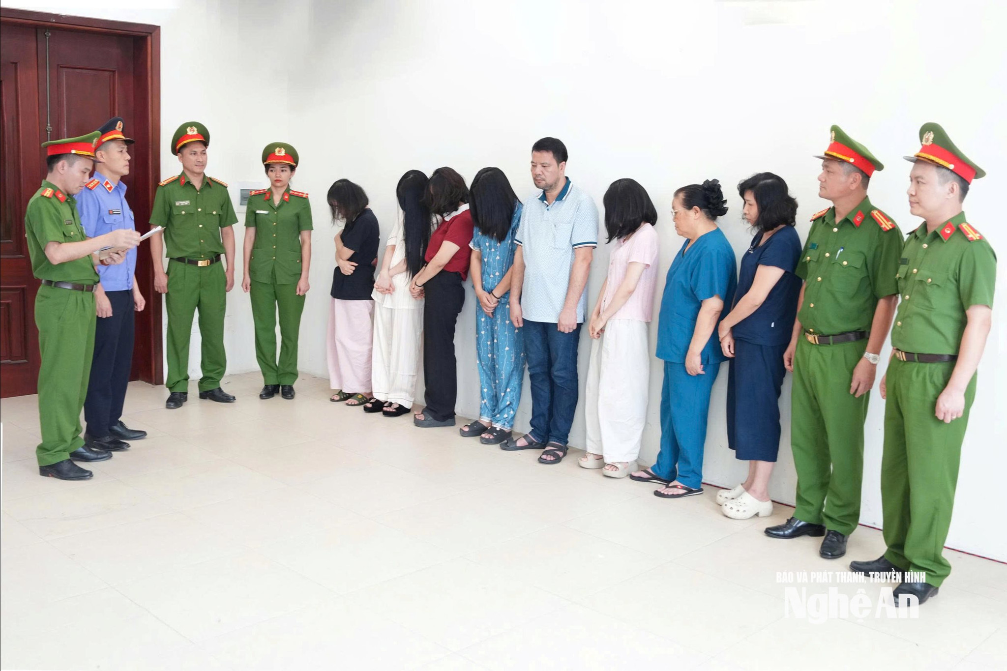 Cơ quan Cảnh sát điều tra Công an tỉnh Nghệ An đọc lệnh khởi tố vụ án, khởi tố 10 bị can về tội “Lừa dối khách hàng” ở Phòng khám Đa khoa y học Nghệ An. Ảnh: Phạm Thủy