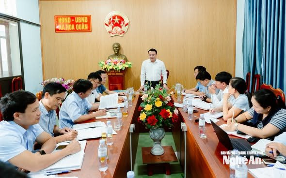 Đồng chí Phùng Thành Vinh - Phó Chủ tịch UBND tỉnh, Trưởng ban Chỉ đạo cấp tỉnh làm việc tại xã Hoa Quân về tiến độ xây dựng cơ sở dữ liệu đất đai. Ảnh Thanh Hường