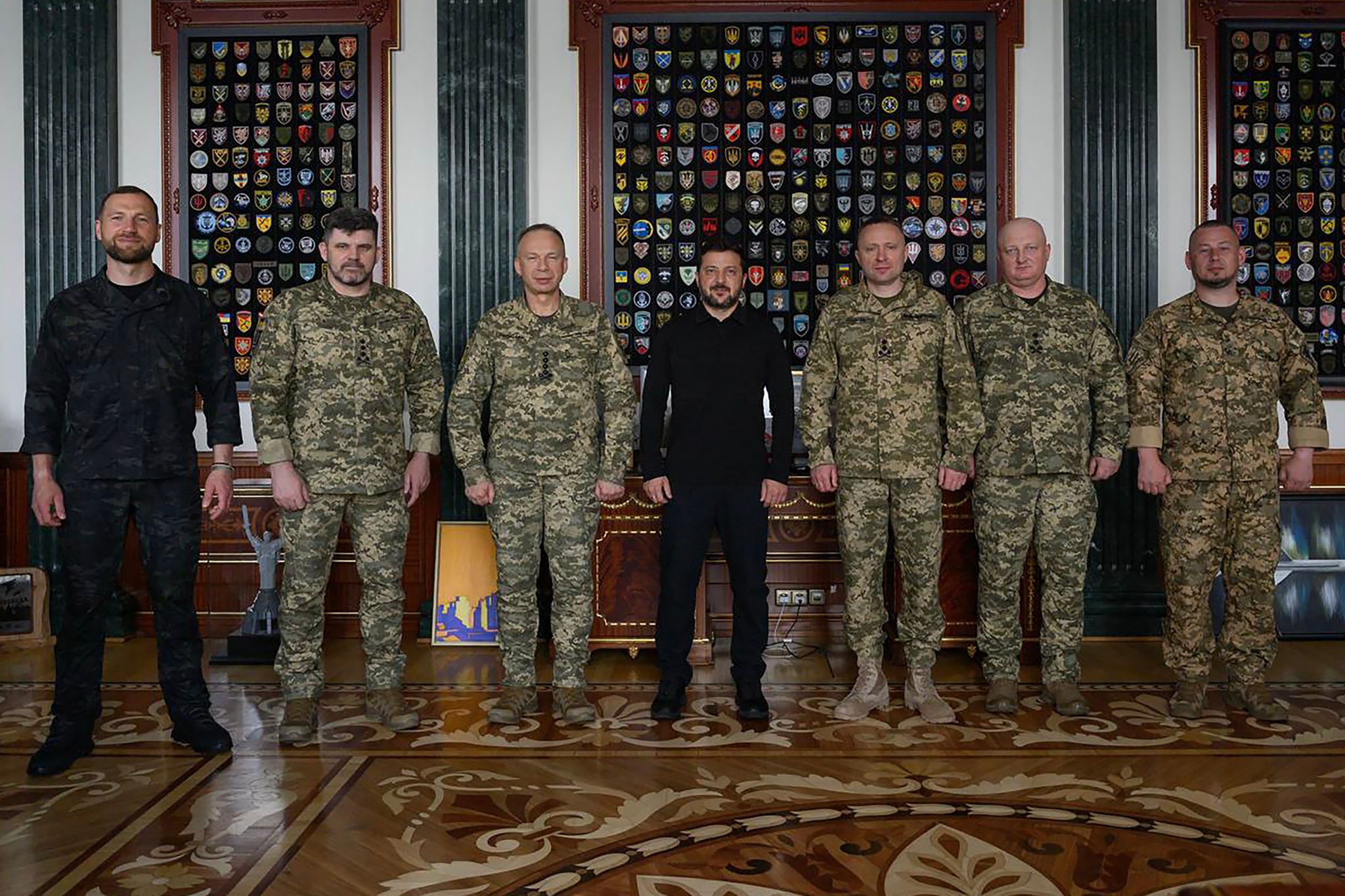 Tổng thống Ukraine Volodymyr Zelensky (giữa) chụp ảnh lưu niệm cùng các Tướng lĩnh quân đội Ukraine tại Kyiv ngày 20/7/2026 Ảnh: AFP