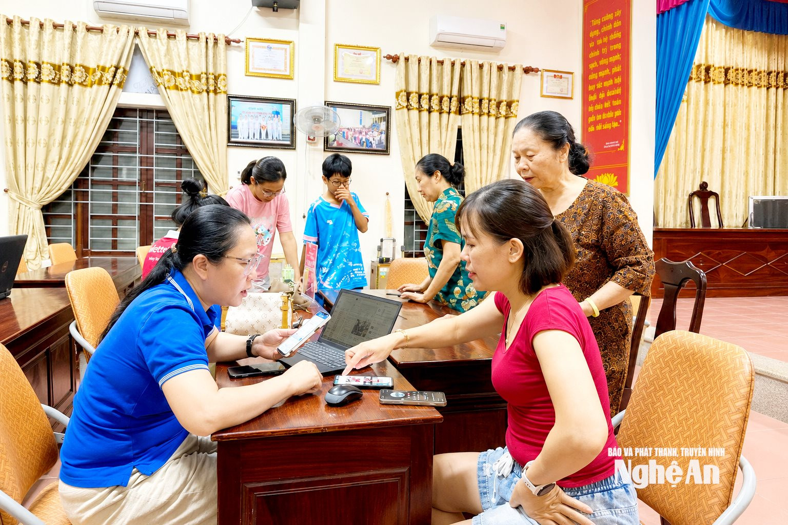 Nhân viên các nhà mạng đến nhà văn hóa khối, xóm để xác thực dữ liệu sim thẻ cho người dân Ảnh: Q.A