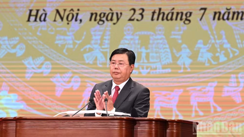 Quyền Bộ trưởng Nội vụ Nguyễn Tiến Hải báo cáo tại hội nghị. (Ảnh: TRẦN HẢI) ndo_br_bo-noi-vu-1605.jpg