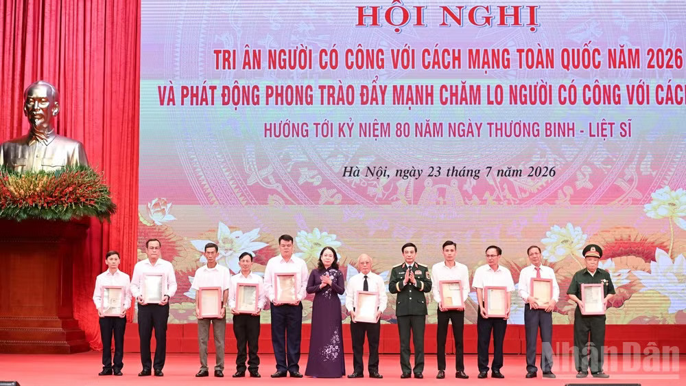 Các đồng chí Lãnh đạo Đảng, Nhà nước trao lại các kỷ vật thiêng liêng cho thân nhân các Anh hùng liệt sĩ. (Ảnh: TRẦN HẢI) ndo_br_c6-509.jpg