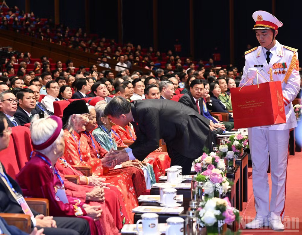 Thủ tướng Chính phủ Lê Minh Hưng ân cần thăm hỏi, tặng quà tri ân, động viên các Bà mẹ Việt Nam Anh hùng tiêu biểu tham dự hội nghị. (Ảnh: TRẦN HẢI) ndo_br_c5.jpg