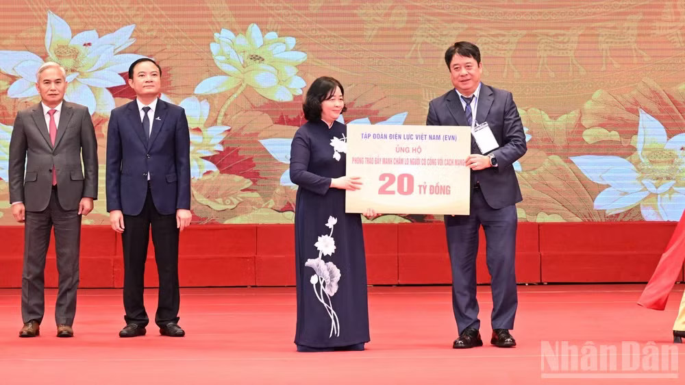 Chủ tịch Ủy ban Trung ương Mặt trận Tổ quốc Việt Nam Bùi Thị Minh Hoài tiếp nhận 20 tỷ đồng từ Tập đoàn Điện lực Việt Nam ủng hộ Phong trào đẩy mạnh chăm lo người có công với cách mạng. (Ảnh: TRẦN HẢI) ndo_br_c8-356.jpg