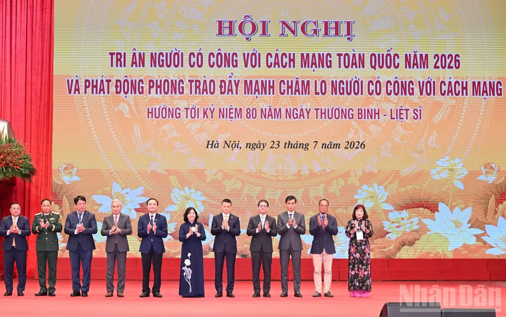 Đại diện lãnh đạo các tập đoàn lớn trao quà ủng hộ Phong trào đẩy mạnh chăm lo người có công với cách mạng hướng tới kỷ niệm 80 năm Ngày Thương binh-Liệt sĩ. (Ảnh: TRẦN HẢI) ndo_br_c9.jpg