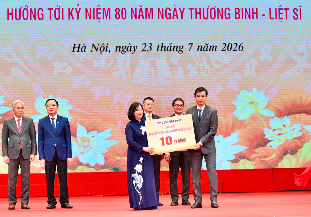 Đại diện lãnh đạo Tập đoàn Hoà Phát ủng hộ 10 tỷ đồng cho Phong trào đẩy mạnh chăm lo người có công với cách mạng. hoa-phat.jpg