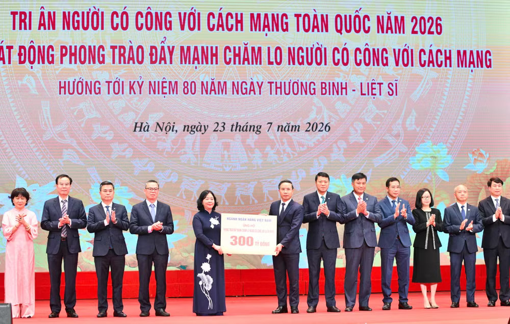 Chủ tịch Ủy ban Trung ương Mặt trận Tổ quốc Việt Nam Bùi Thị Minh Hoài tiếp nhận sự ủng hộ của các ngân hàng thương mại đối với Phong trào đẩy mạnh chăm lo người có công với cách mạng. agibank2.jpg