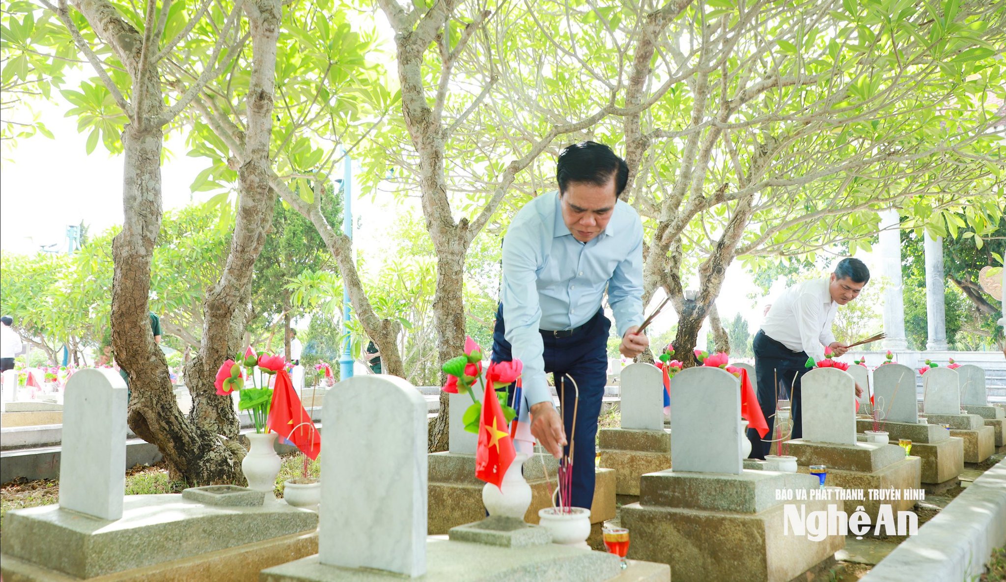 Chủ tịch UBND tỉnh Võ Trọng Hải thắp hương tại phần mộ các liệt sĩ. Ảnh- Thành Duy