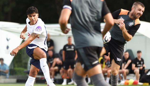 Mateus Fernandes dứt điểm volley ghi bàn mở tỷ số cho Tottenham trong trận gặp MK Dons
