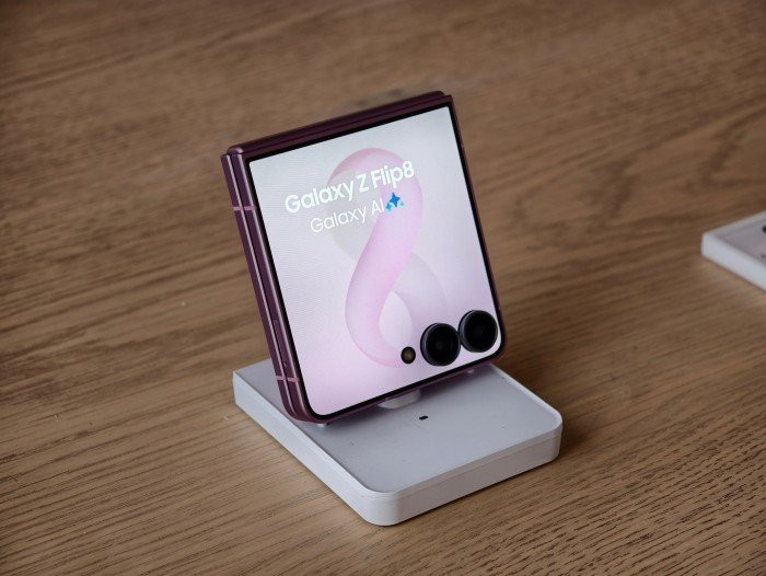 Màn hình phụ FlexWindow 4,1 inch trên Galaxy Z Flip8