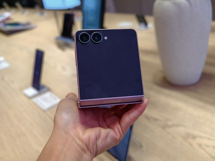 Màn hình chính 6,9 inch với nếp gập cải tiến
