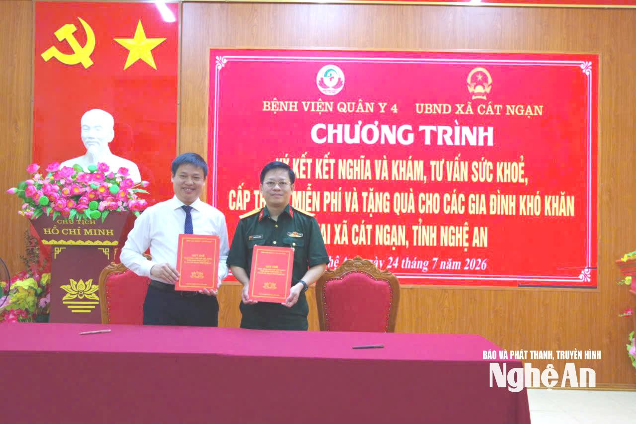 Lãnh đạo Bệnh viện Quân y 4 và xã Cát Ngạn ký kết quy chế phối hợp kết nghĩa. Ảnh: Tường Hiếu