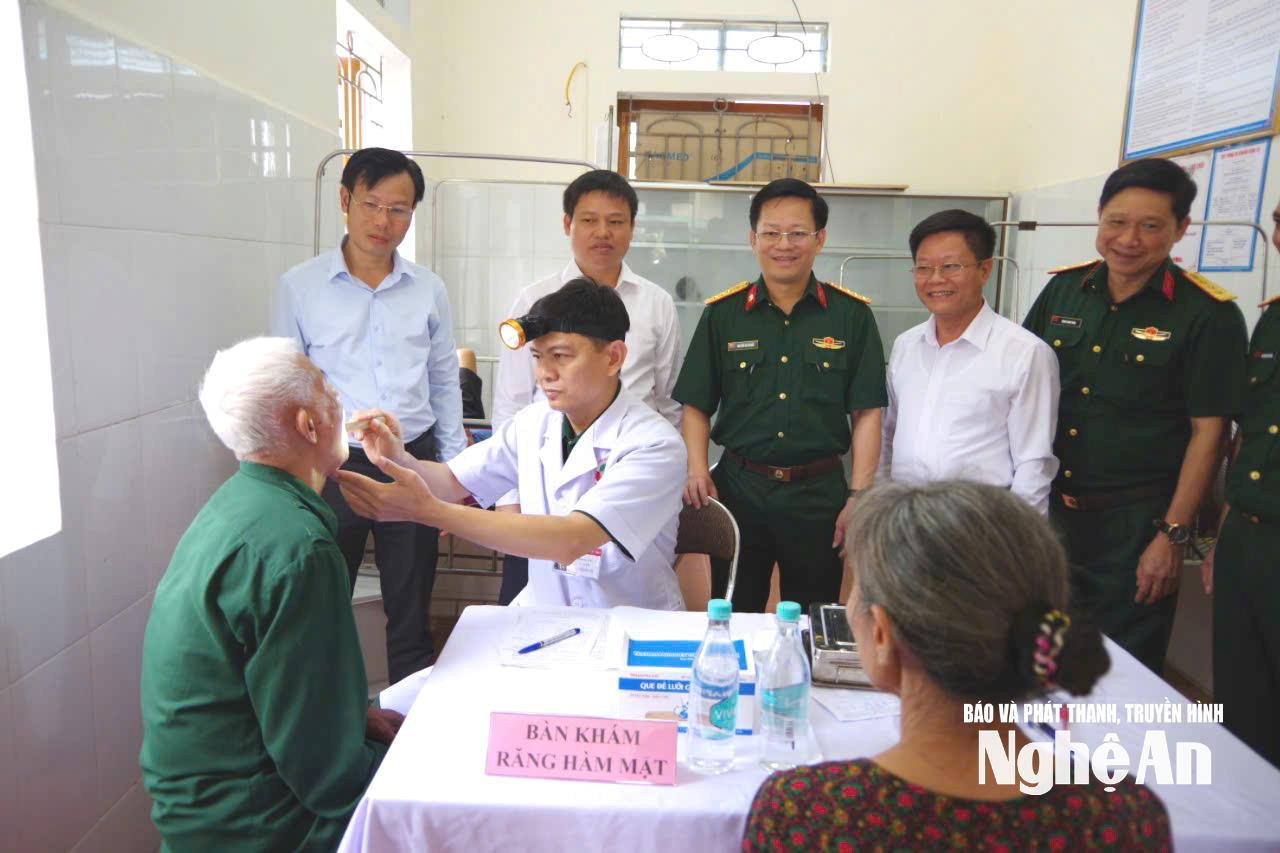 Đại tá Nguyễn An Giang - Giám đốc Bệnh viện Quân y 4 kiểm tra các khu vực khám bệnh. Ảnh: Tường Hiếu