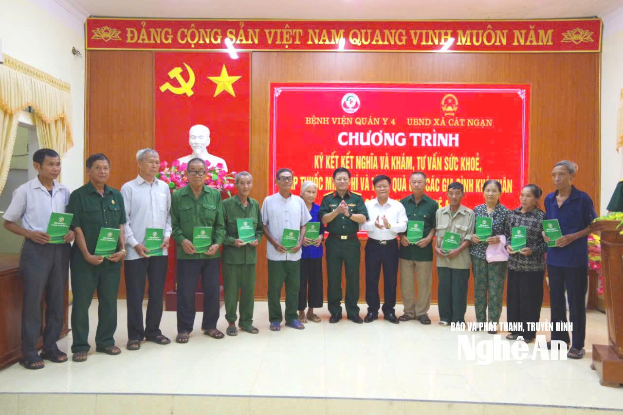 Bệnh viện Quân y 4 trao tặng quà cho các gia đình chính sách trên địa bàn xã Cát Ngạn. Ảnh: Tường Hiếu