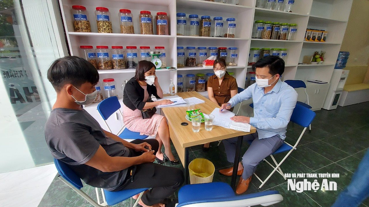 Sở Y tế Nghệ An kiểm tra, xử lý 01 phòng khám y học cổ truyền không phép trên địa bàn tỉnh. Ảnh: Thành Chung