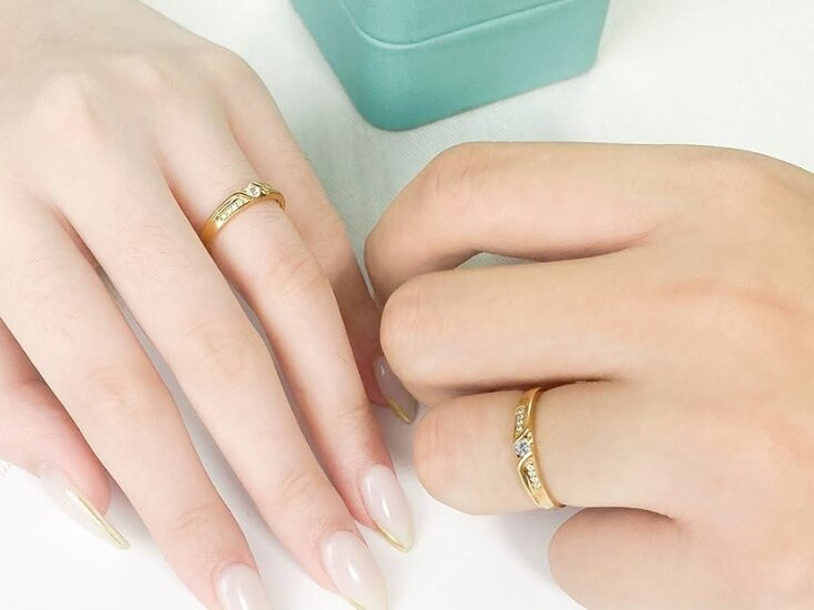 Thử trực tiếp nhẫn cưới giúp đánh giá độ vừa vặn và thoải mái khi đeo