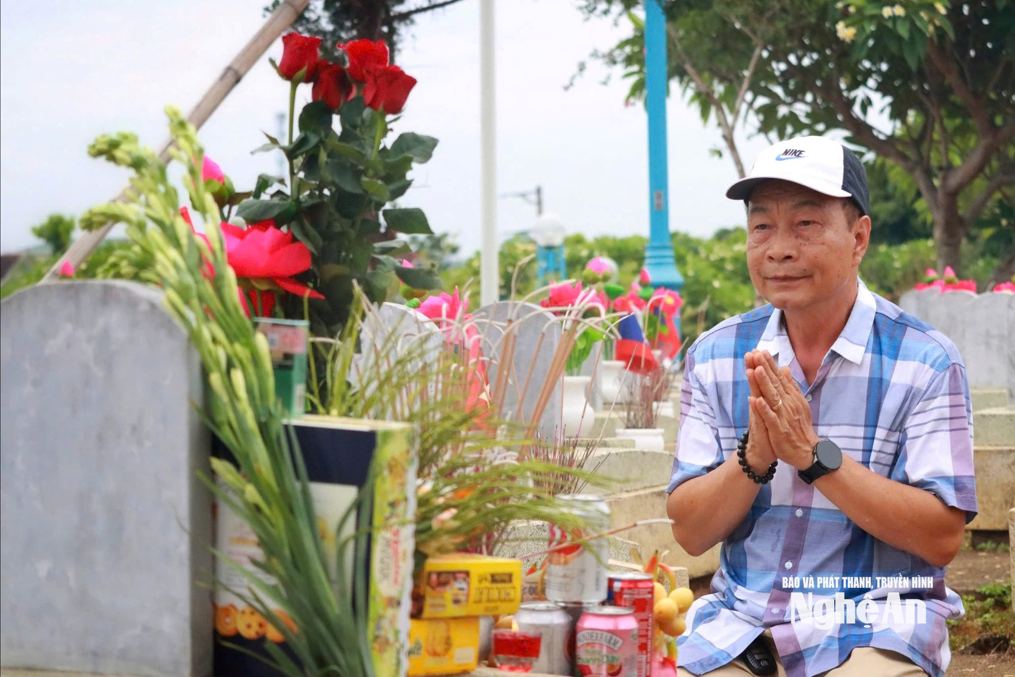 Trong dòng người về tri ân có nhiều người dân từ mọi miền tổ quốc. Trong ảnh là ông Vũ Xuân Luận (quê Phú Thọ) - con trai duy nhất của liệt sĩ Vũ Xuân Lý. Gia đình ông Vũ Xuân Luận biết nơi cha yên nghỉ từ năm 2002. Hai mươi mấy năm qua, dù tuổi đã cao nhưng tháng 7 nào ông cũng về thăm bố. Ảnh: Diệp Thanh