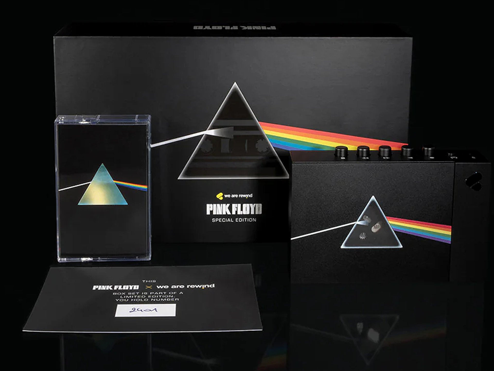 Trọn bộ linh kiện và phụ kiện bên trong hộp máy nghe nhạc We Are Rewind Pink Floyd