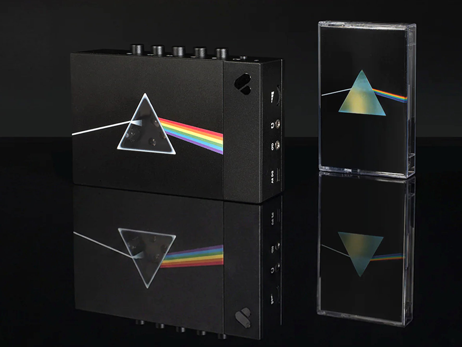 Bộ sản phẩm máy nghe nhạc cassette We Are Rewind x Pink Floyd phiên bản đặc biệt