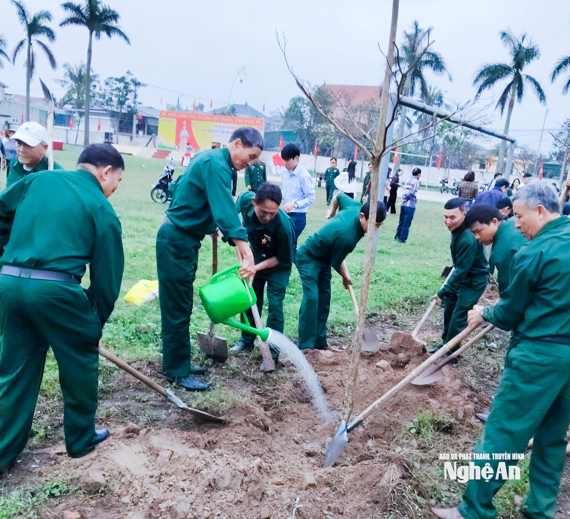 bna_ Cán bộ, hội viên Cựu chiến binh xã Đông Lộc tham gia trồng cây xanh. Ảnh Mai Hoa