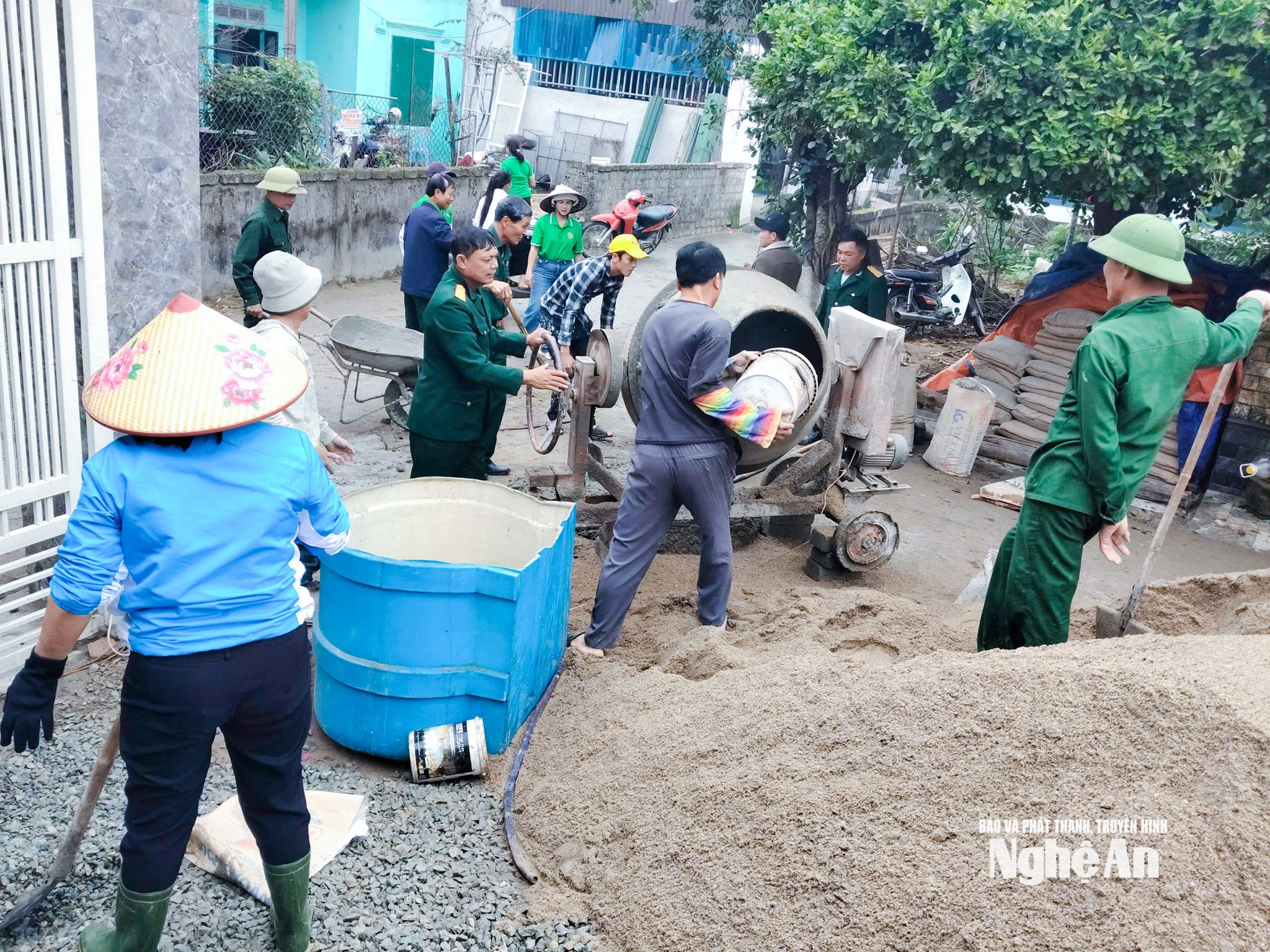 Cán bộ,hội viên xã Đông Lộc hỗ trợ làm nhà ở cho người dân