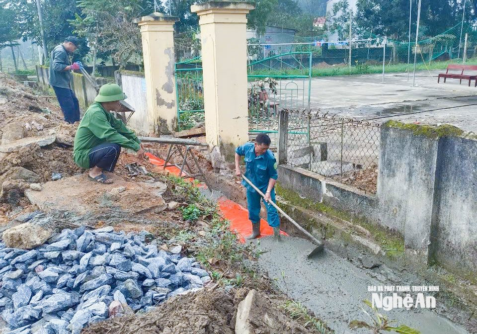 Thôn Dùng 1, xã Đại Đồng huy động hội vien cựu chiến binh làm hệ thống thoát nước ở khu dân cư