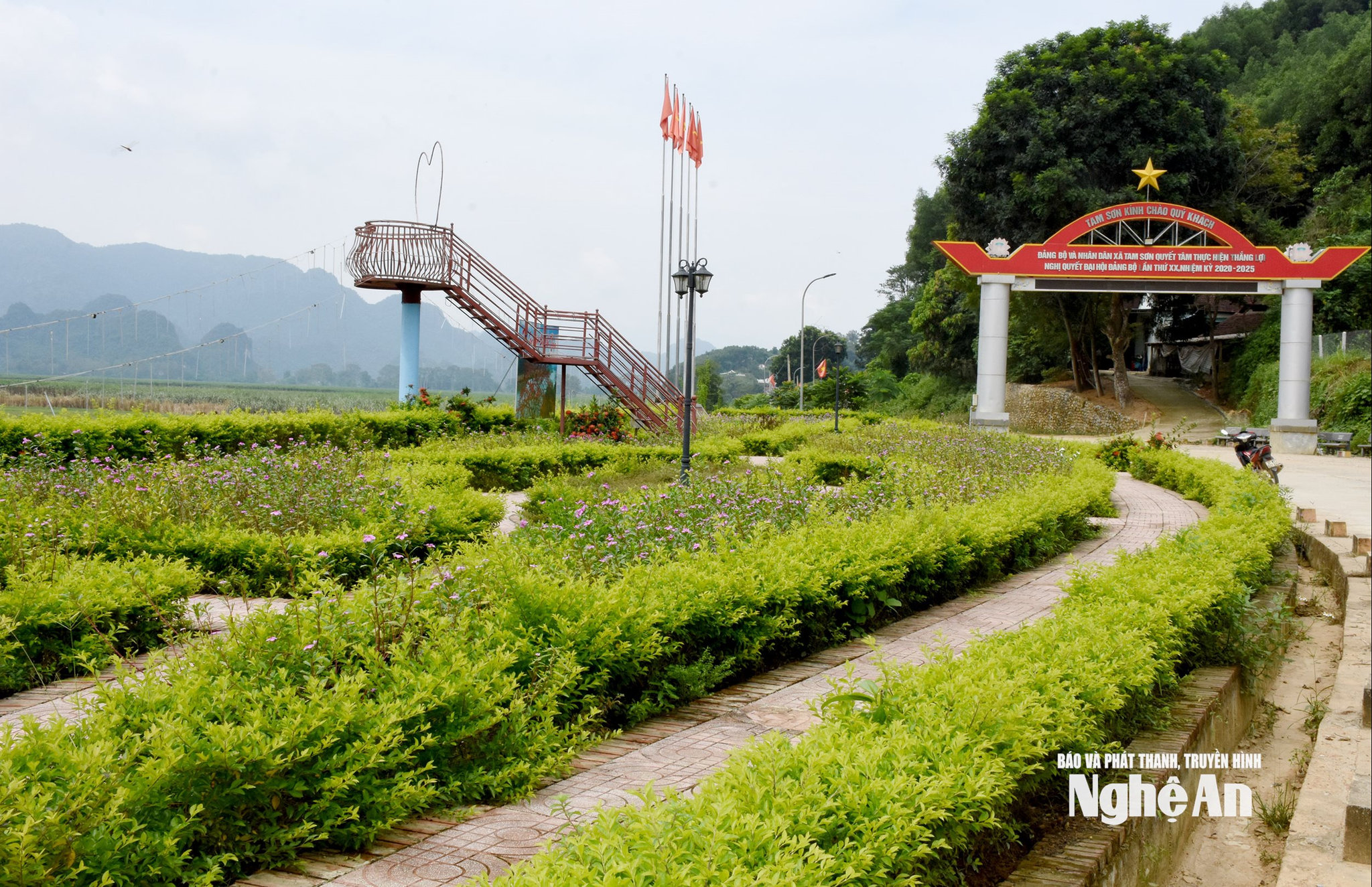 Vườn hoa và “Cổng chào hạnh phúc” ở xã Nhân Hòa. Ảnh: Công Kiên