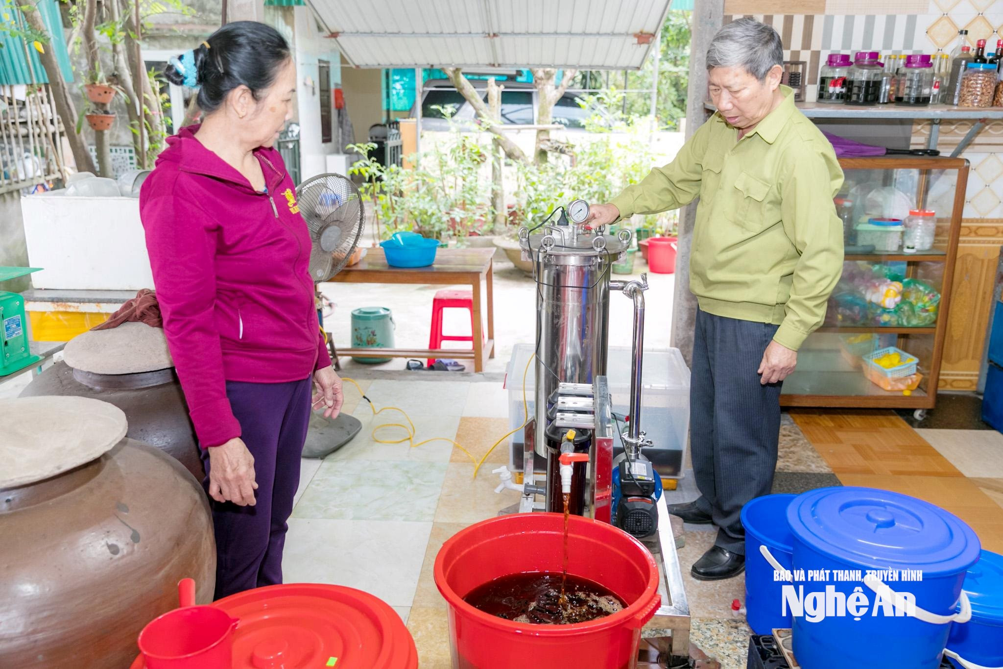 Cựu chiến binh Hoàng Đức Thương là người đóng góp quan trọng trong phát triển làng nghề nước mắm Hải Giang 1. Ảnh Công Kiên