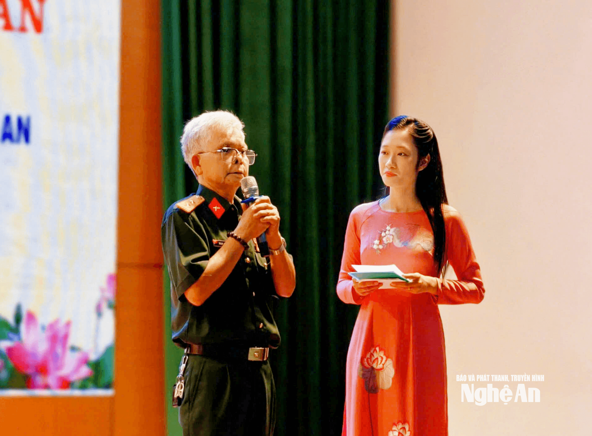 Thương binh Phạm Trọng Song chia sẻ với thế hệ trẻ về những ký ức chiến tranh. Ảnh Diệp Thanh